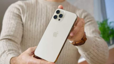 Vì sao camera iPhone mãi “không lớn”?