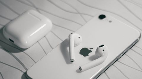 HOT: Sắp có iPhone SE 2021 và AirPods Pro 2 vào tháng 4 này?