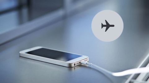 Liệu iPhone có thật sự sạc pin nhanh hơn khi bật chế độ máy bay?