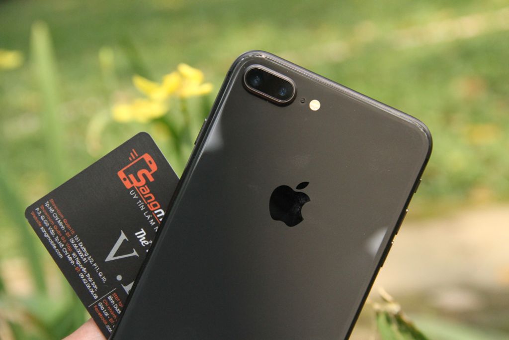 iPhone 8 Plus màu đen: Với màu đen thanh lịch, iPhone 8 Plus trông rất đẳng cấp và thu hút. Chiếc điện thoại thông minh này được trang bị các tính năng tối ưu và camera đỉnh cao, giúp bạn có được những bức ảnh tuyệt đẹp. Hãy xem hình ảnh và chiêm ngưỡng vẻ đẹp tuyệt vời của iPhone 8 Plus.