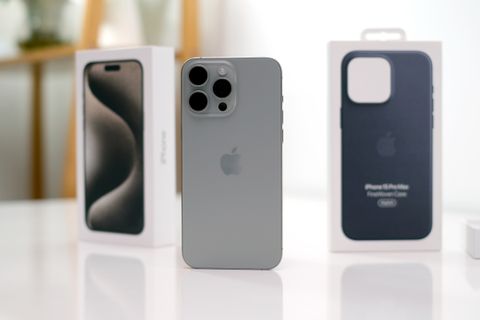 Mở hộp iPhone 15 Pro Max sắp bán tại Việt Nam