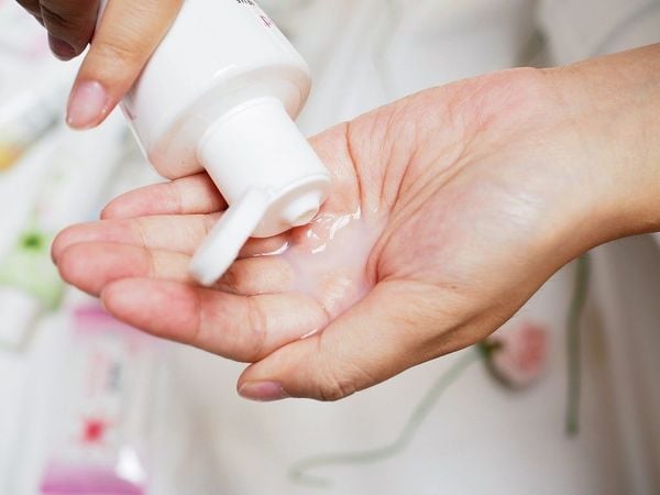 Nên dùng dung dịch vệ sinh phụ nữ để bảo vệ vùng kín