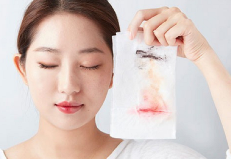 Phai tay trang ky moi lay het duoc lop trang diem va bui ban