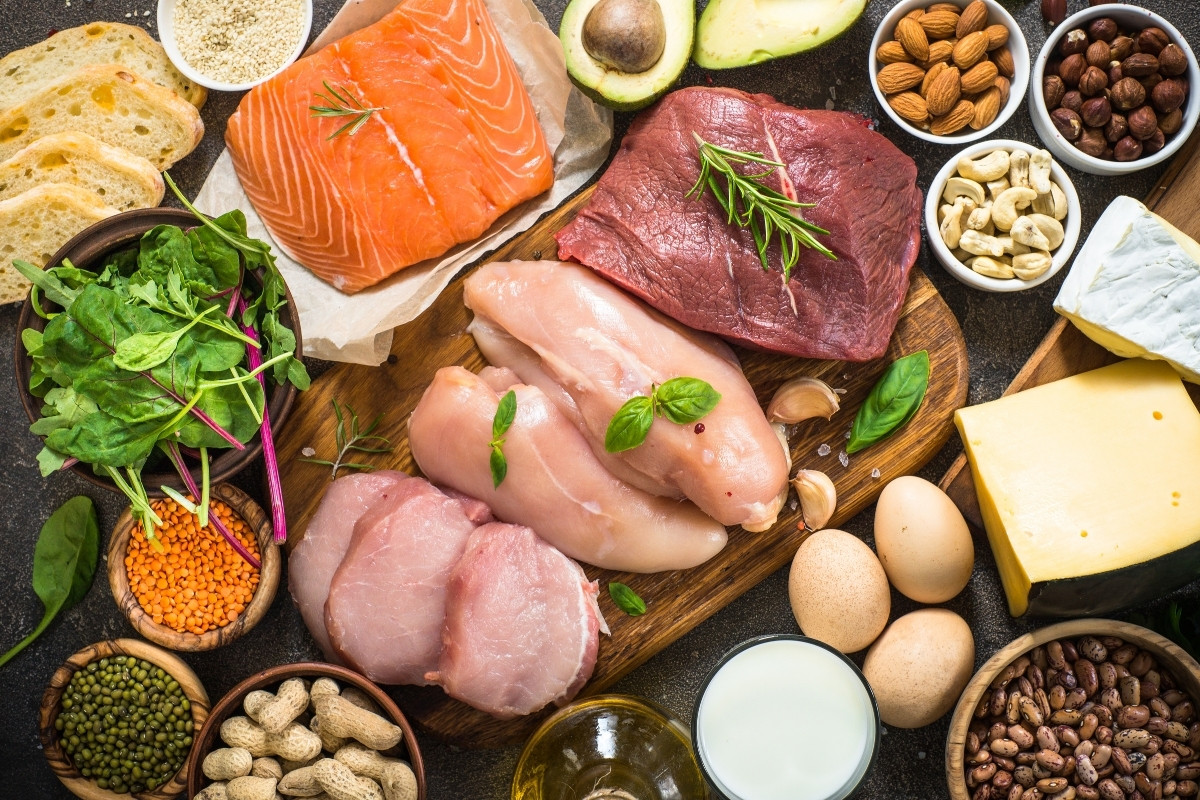 Thực phẩm chứa nhiều protein có trong cá, các loại thịt, đậu xanh, đậu nành,...