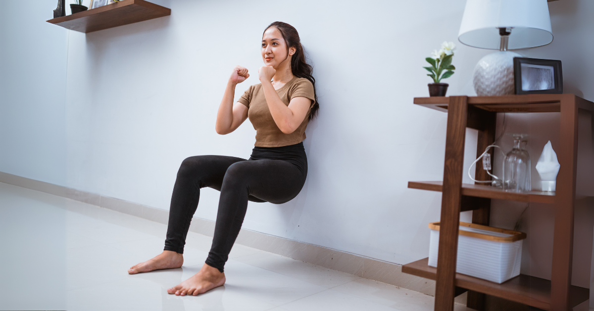 20.1.2. Bài tập 2_ Squat dựa tường (Wall Squat)