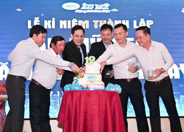 ÂU MỸ - 12 NĂM CẤT CÁNH BAY XA