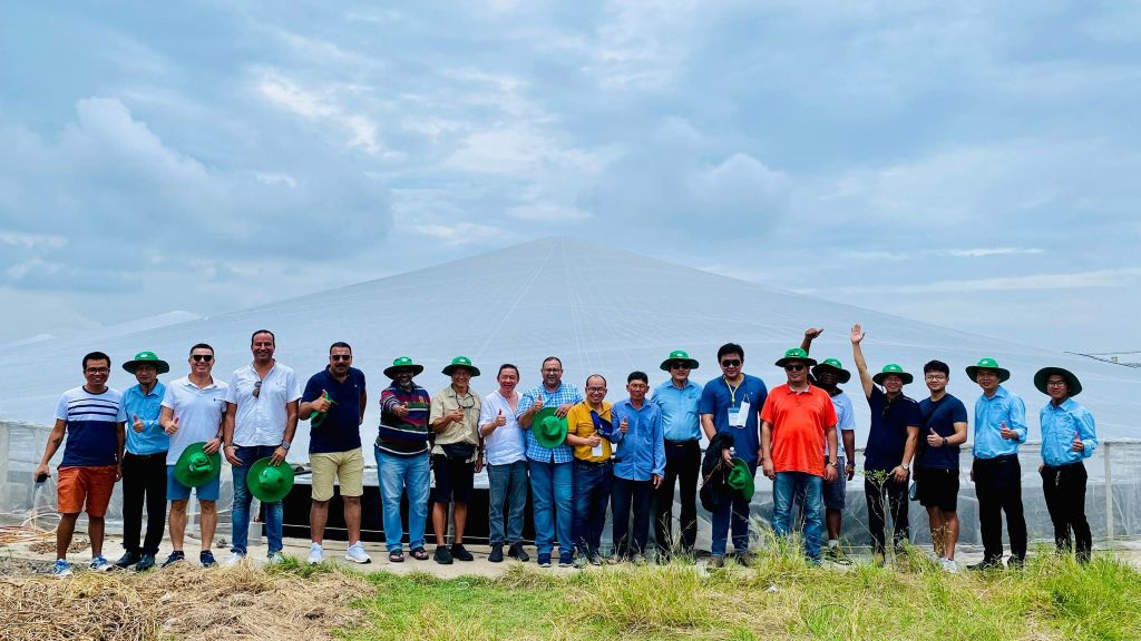 ÂU MỸ AEC ĐÓN TIẾP ĐOÀN KỸ SƯ, NHÀ ĐẦU TƯ QUỐC TẾ THĂM QUAN MÔ HÌNH NUÔI TÔM CÔNG NGHỆ CAO TẠI VIỆT NAM