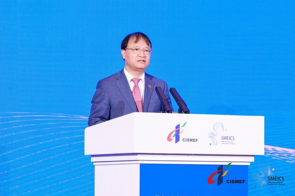 Thứ trưởng Đỗ Thắng Hải cùng các lãnh đạo phía Trung Quốc băng khai mạc tại Khu gian hàng Quốc gia Việt Nam tại CISMEF 2023