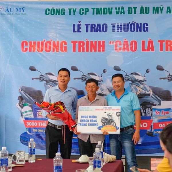 Đại diện Âu Mỹ AEC trao tặng xe cho khách hàng may mắn trúng giải nhất