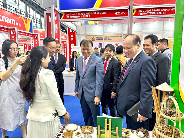 Thứ trưởng Đỗ Thắng Hải đi thăm gian hàng doanh nghiệp Việt Nam tại CISMEF 2023