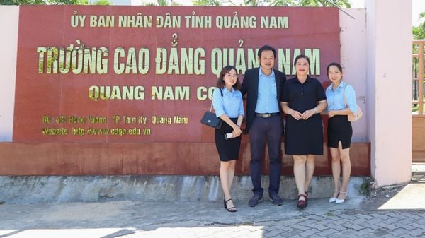 Hình chụp đoàn Âu Mỹ tại trường Cao Đẳng Quang Nam