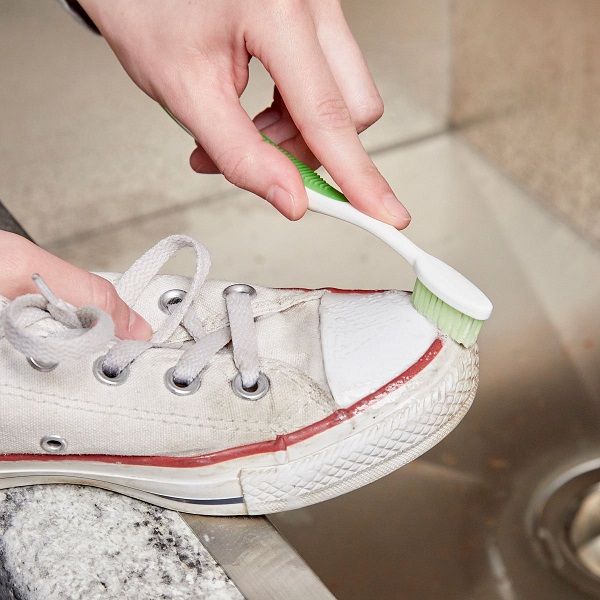 cách làm sạch giày trắng không cần giặt