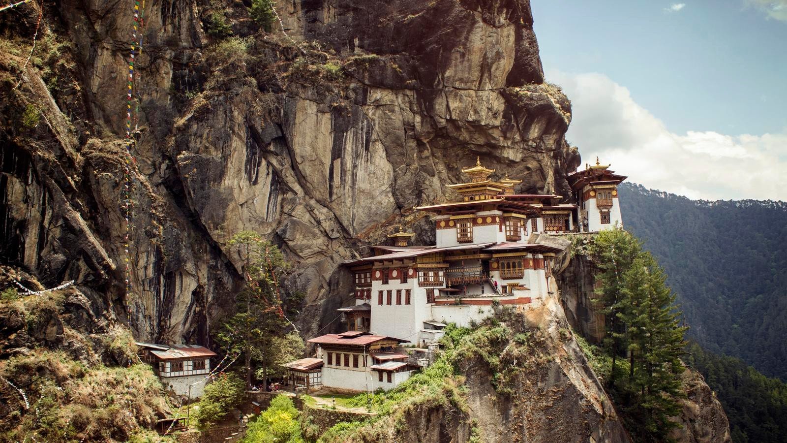 ve may bay gia re Cathay Pacific đi Bhutan