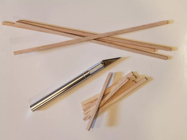 Đo và cắt thanh gỗ để làm đế trang trí chậu cây