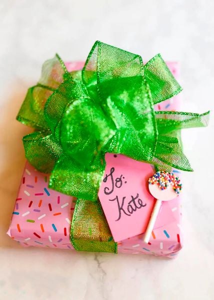 Trang trí viên kẹo mút với hộp quà sinh nhật