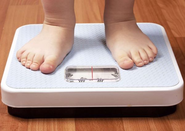 Theo dõi chiều cao, cân nặng và khả năng thích ứng của bé trong việc tránh suy dinh dưỡng