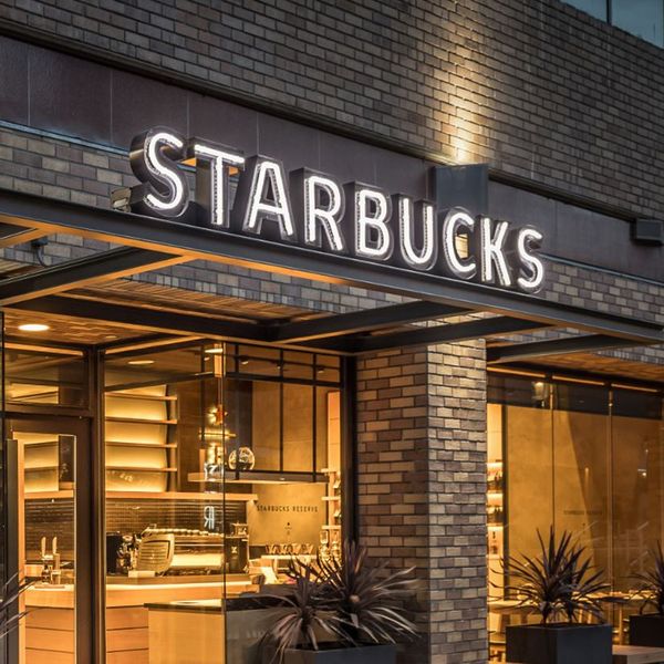 Trót “mê đắm” không gian Starbucks, nhưng bạn có biết bí mật trong thiết kế ánh sáng của họ?