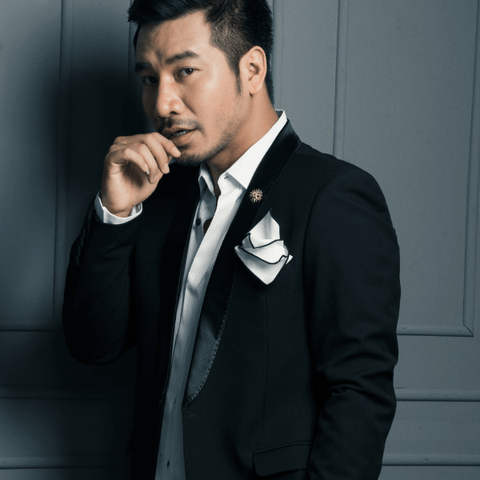 Nhà sản xuất Bá Cường của phim Linh Duyên manly trong vest Adam