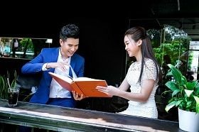 Bắt gặp MC Vũ Mạnh Cường sánh vai bên Hoa hậu Đỗ Mỹ Linh