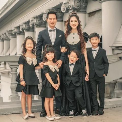 CA SĨ LÝ HẢI VÀ GIA ĐÌNH DIỆN ĐỒ ĐẸP TRONG KỶ NIỆM 10 NĂM NGÀY CƯỚI