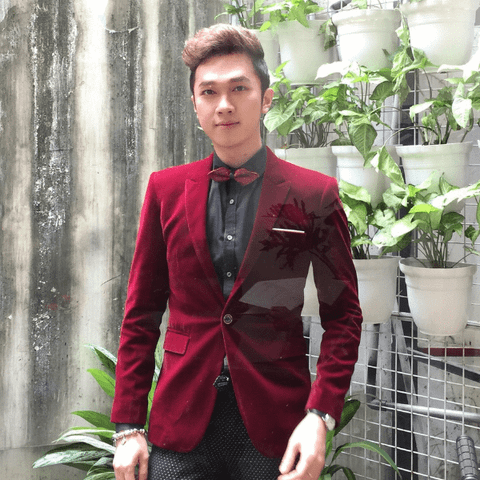 Lộ ảnh Minh xù tươi cười hớn hở mặc vest Adam Store