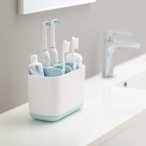 Cùng với kem đánh răng tự động, hộp đựng bàn chải đánh răng cũng là một sản phẩm tiện ích không thể thiếu trong phòng tắm hiện đại. Không chỉ giúp cho bạn dễ dàng xếp gọn bàn chải đánh răng, hộp đựng còn giúp cho các dụng cụ vệ sinh răng miệng được bảo quản sạch sẽ và thoáng khí. Sản phẩm thiết kế nhỏ gọn và đẹp mắt, dễ dàng sắp xếp trong phòng tắm.