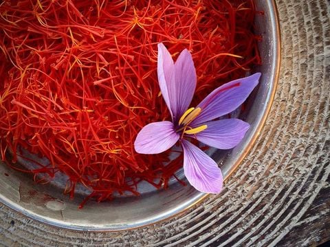 So Sánh Saffron Iran – Ấn – Tây Ban Nha: Loại Nào Tốt Nhất Cho Bạn?