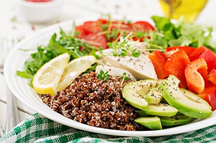 Quinoa kết hợp với salad và quả bơ trong bữa ăn hàng ngày sẽ giúp cải thiện vòng 2 hiệu quả