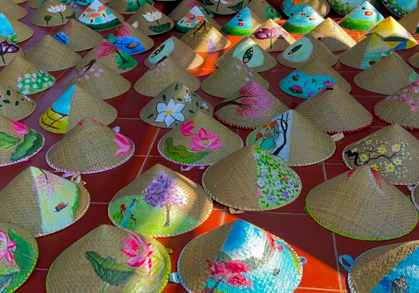 TẶNG NÓN LÁ VẼ TAY ĐỘC QUYỀN – MÓN QUÀ ĐẬM CHẤT VIỆT 🇻🇳