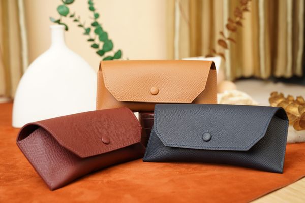 BAO ĐỰNG KÍNH DA EPSOM PHÁP – ĐẲNG CẤP THỦ CÔNG TỪ B&Y BESPOKE