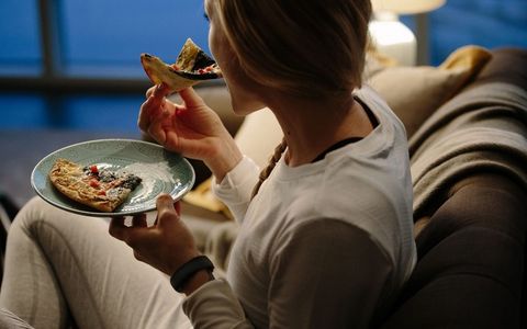 Tại sao “ăn đêm muộn” không tốt cho người tiểu đường? Nên ăn gì khi đói vào ban đêm thì tốt?