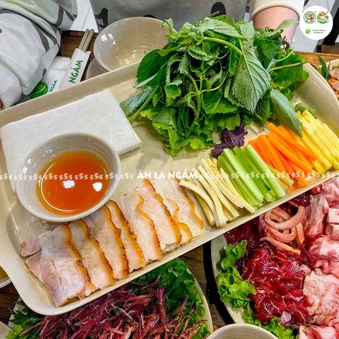 Điều gì làm nên vị ngon của nồi lẩu bò nhúng dấm?