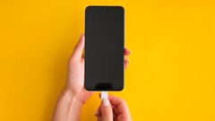 Tại sao điện thoại tự tắt nguồn?