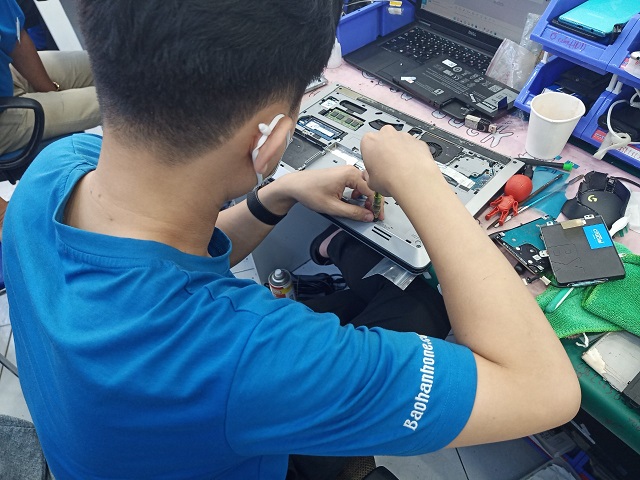 Theo đuổi nghề sửa laptop