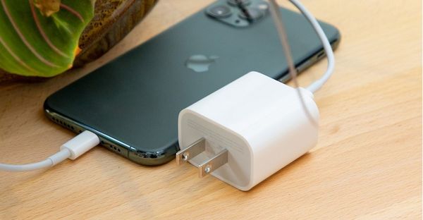 Sạc iPhone bằng sạc chính hãng của Apple