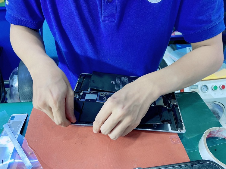 Thợ sửa main điện thoại, tablet cần rèn luyện tính cẩn thận