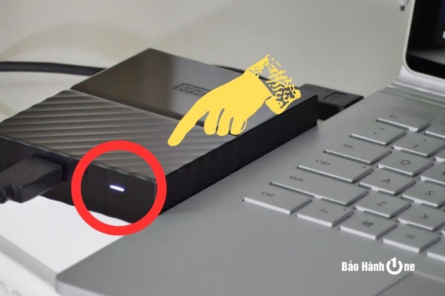 2. Dây kết nối giữa laptop và ổ cứng có