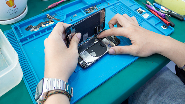 iPhone 13 bị sọc màn hình