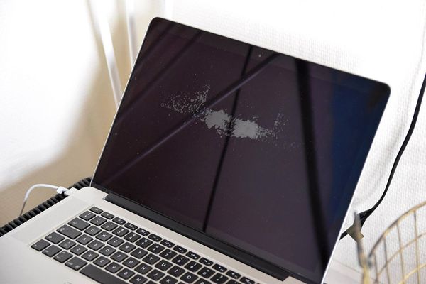 Lỗi bóng lớp chống lóa trên Macbook