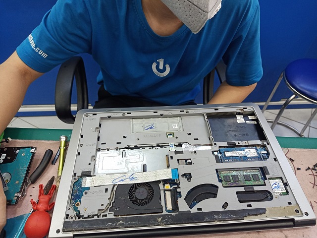 Theo đuổi nghề sửa laptop
