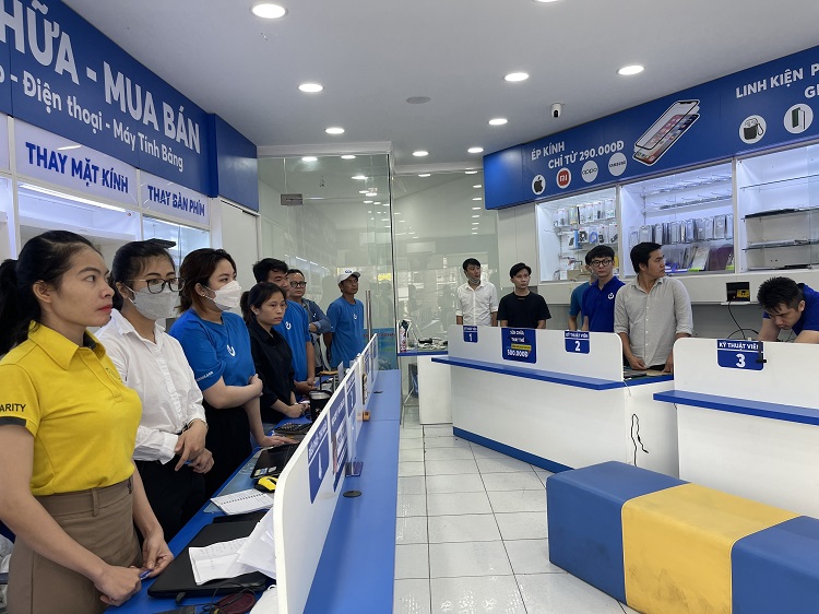 Chuyên viên nhân sự Bảo Hành One giải quyết công việc nội bộ