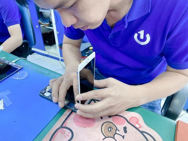 KTV sửa iPhone tay nghề cao tại Bảo Hành One