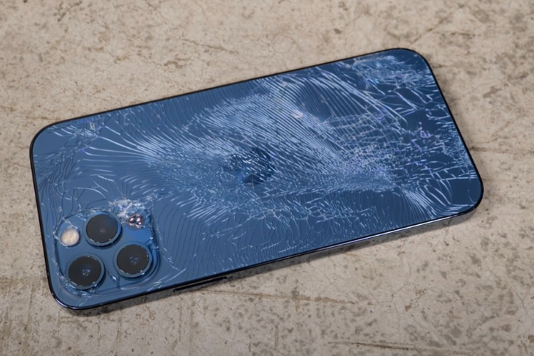 Rơi từ trên cao xuống khiến màn hình iPhone 12 Pro Max bị vỡ