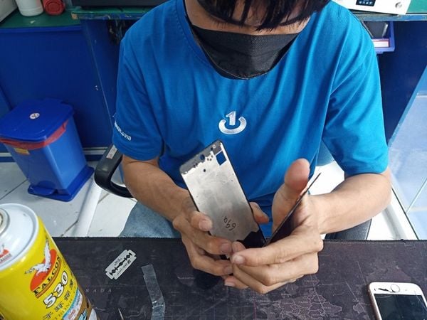 Tinh thần vượt khó của thợ sửa điện thoại