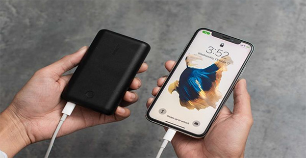 Thói quen vừa sạc vừa sử dụng điện thoại