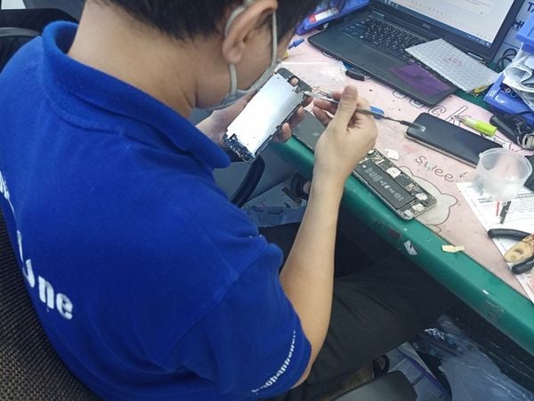Học viên sửa điện thoại tại Bảo Hành One