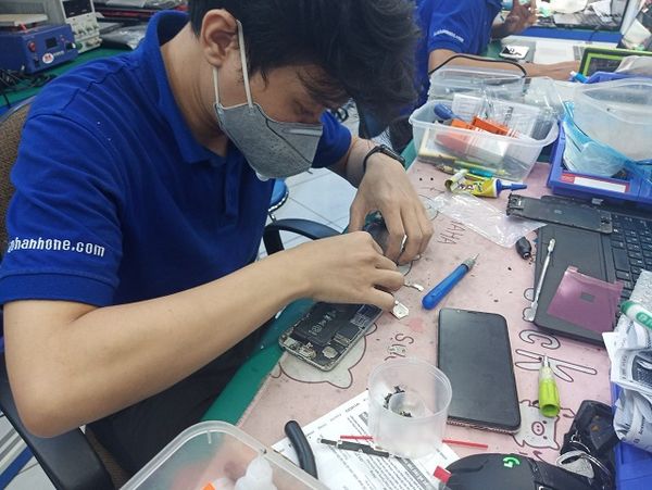 Thợ iPhone tại Bảo Hành One