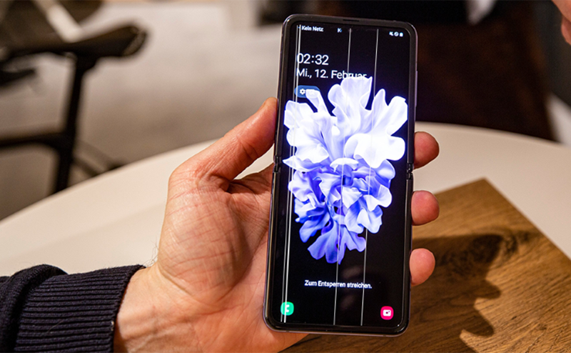 Điện thoại Samsung Galaxy Z Flip4 bị sọc màn hình