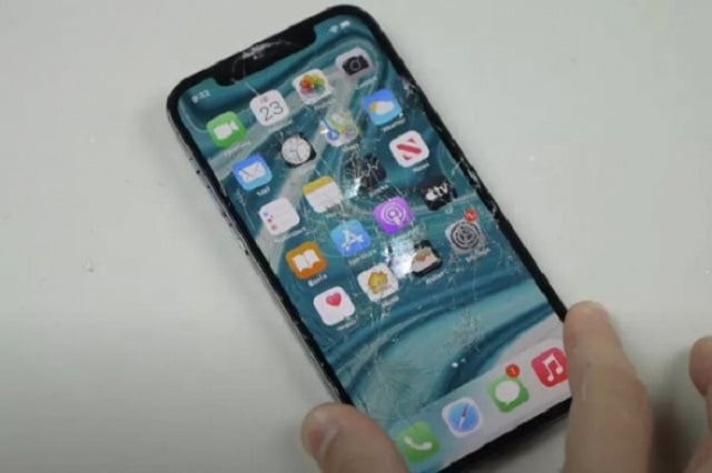 Màn hình điện thoại iPhone 11 bị vỡ