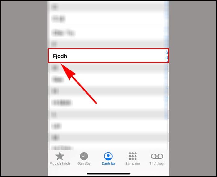 Vào “Danh bạ” > chọn tên thuê bao muốn chặn